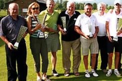 Nikola Ružinski (prvi slijeva) u društvu sa svojim golferskim partnerom Antunom Mikecom (šesti slijieva)