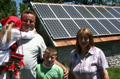 Obitelj Keča-Desnica ispred solarne elektrane na krovu svoje štale