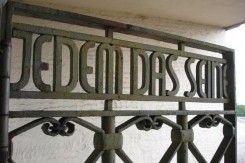 Autentična vrata na ulasku u glavni logorski kompleks - "Jedem das seine" ("Svakome prema zaslugama")