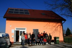 Na krovu solarni paneli, a spreman je i solarni kolektor. Udruga "Zvono uz Kupu": Krajnji je cilj da Centar za mlade u Zamršju postane energetski neovisan.