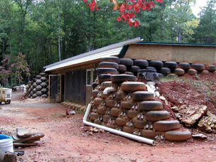 05_earthship_outside_200210.jpg