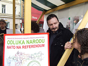 Foto: Aktivist <strong>Darko Krnić</strong> u razgovoru s <em>H-alterovom</em> novinarkom