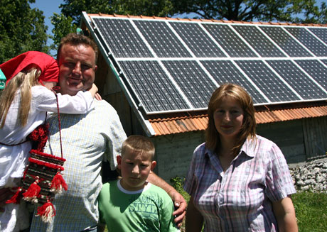Uz pomoć UNDP-a, obitelj Keča-Desnica iz sela Ajderovac u Lici koje nije spojeno na mrežu, dobila je električnu energiju