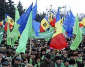 moldovans_protesting.jpg