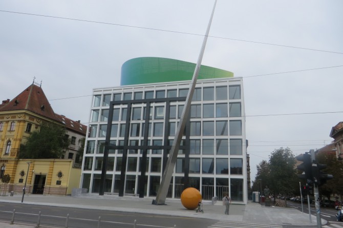 "Portal“ je dio instalacije što je čini visoka
ukošena piramidalna igla i kugla, koji su po mojem sudu svojevrsni hommage
Fabrisu.