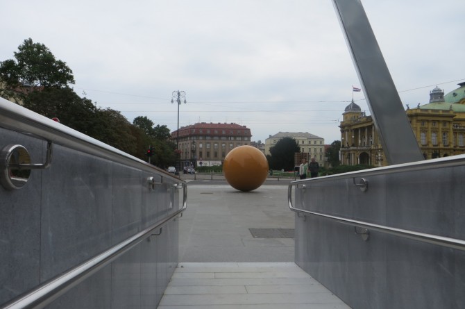 "Alternativna
kugla“ zadržala je dio kompleksne sematičke poruke koju nosi svaki dio
instalacije.
