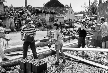 "Radio sam gotovo tri godine, od 1993 do 1996. u ranjenom, razrušenom,
istinskim traumama opterećenom Pakracu Radili smo mirovno u doba kad je
to bilo gotovo pa – novi napad na duboko povrijeđene ljude.