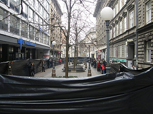 Foto: Prosvjed <em>Zelene akcije</em> i <em>Prava na grad</em> u zagrebačkoj Varšavskoj ulici, 18. siječnja 2008. (Foto arhiva <em>Prava na grad</em>)