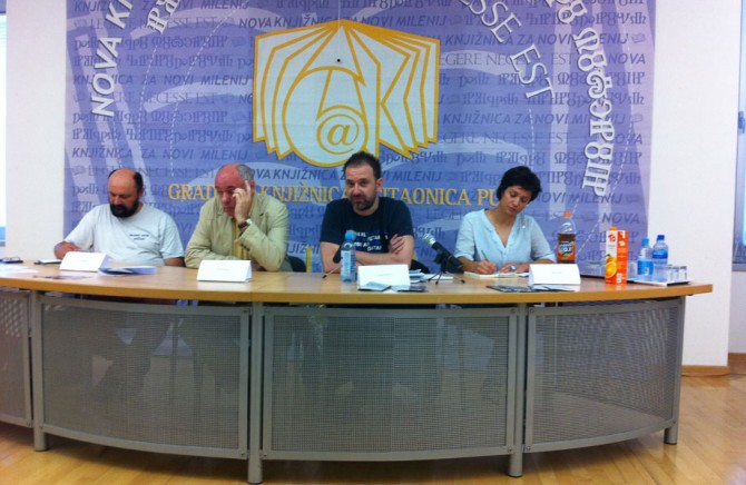 "Slažem li se s braniteljima? Politički? Pa i ne znam što bih rekao. Kao da mi to (ne)slaganje nije važno. Poštujemo se." Goran Božičević zajedno sa Žarkom Puhovskim, Eugenom Jakovčićem i Anom Preveden na REKOM-ovoj press konferenciji (Foto: Rekomistra.org)<br>