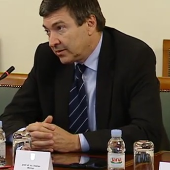 Ministar Vedran Mornar se nije snašao u svojoj temeljnoj ulozi čuvanja
znanstvene utemeljenosti, digniteta i autonomije školskog sustava. (prstc)<br>