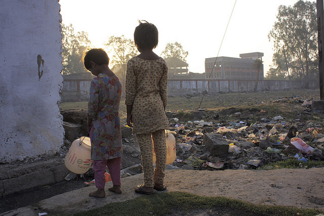 Djeca idu po vodu uz samu tvornicu Union Carbidea koja ni nakon 30 godina nije očišćena od toksičnih kemikalija/ Foto: Bhopal Medical Appeal