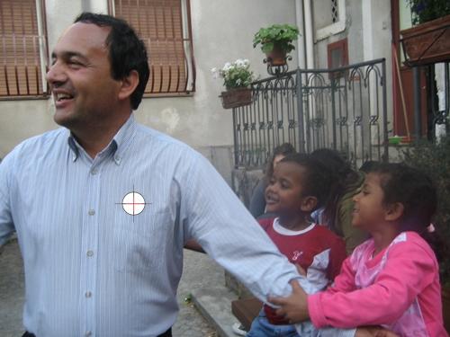 Domenico Luciano, gradonačelnik: "Najsiromašniji među siromašnima spasit će Riace i zauzvrat će Riace spasiti njih." (am-not-yours.blogspot.com)<br>