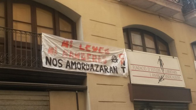"Ni zakoni, ni zastave nas neće ugušiti" transparent na istoj knjižari.