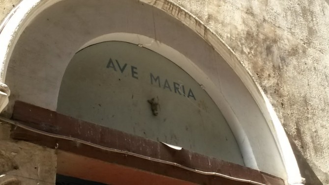 Statua s grudima i spolovilom kao simbol transrodnosti nalazi se na brojnim pročeljima zgrada u starim kvartovima Gotic i Raval.