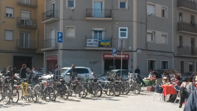 Cap pis turistic transparent koji izražava protivljenje masovnom
iznajmljivanju stanova turistima uz neizostavnu zastavu kvarta
Barceloneta