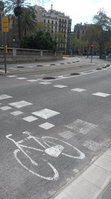 Nova biciklistička staza s dvije trake. Biciklisti imaju poseban semafor
te im je omogućeno sigurno sudjelovanje u prometu bez prepreka.