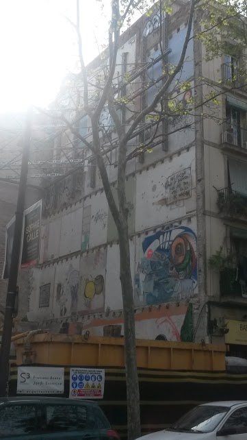 Mjesto na kojem je bio jedan od skvotova u kvartu Raval. Na tom mjestu je predviđena nova stambena zgrada.