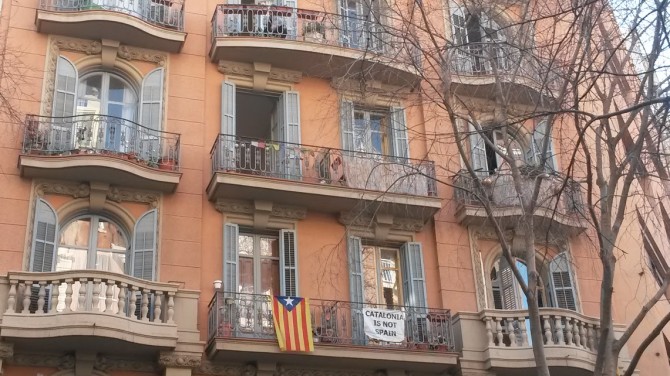Katalonska zastava na balkonu uz popratni transparent "Katalonija nije
Španjolska". Većina balkona i prozora ima izvješenu katalonsku zastavu
čime stanari izražavaju svoje mišljenje o odcjepljenju.