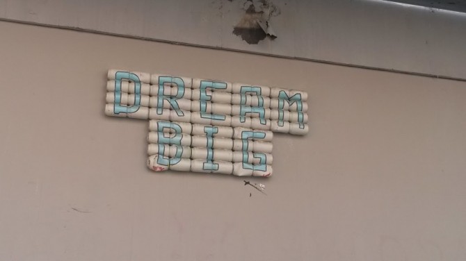 Dream- jedan od primjera ulične umjetnosti. Instalacija od obojenih limenki ukrašava pročelje zgrade.