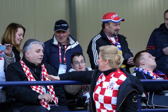 Građani sve masovnije i mrgodnije gledaju i na šatoraše, i na njihove kolovođe i na "novi HDZ" koji im u svakom smislu drž svijeću. (Foto: Damir Senčar, Hina)<br>
