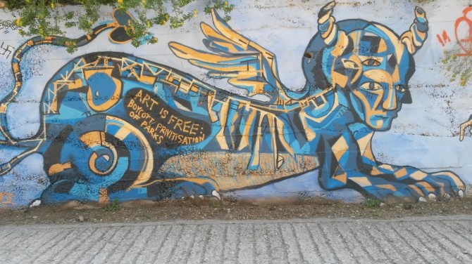 Na ulazu u park Guell stoji ovaj grafit koji upozorava na
privatizaciju javnih prostora, a u ovom slučaju parka. Do prije pola
godine, možda malo više, ulaz u park je bio besplatan, ali zbog
prevelikog broja turista koji ga posjećuju, lokalne vlasti odlučile su
na plato gdje je poznati Gaudijev gušter naplaćivati ulaz u iznosu od
devet eura.