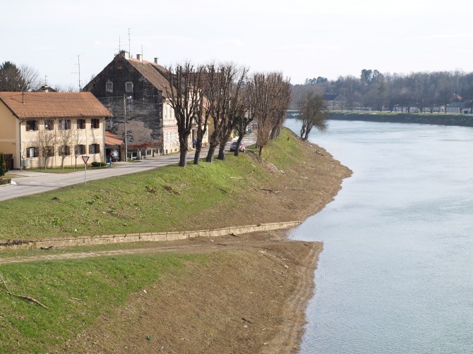 Koncentracijski logor za cjecu nalazio se na samoj obali Kupe. (Fotografije: T. Maleković)<br>