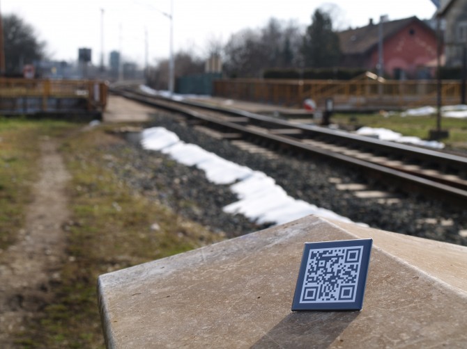 PukQtine: Po gradu su postavljene pločice-bedževi s otisnutim QR kodovima putem kojih se aktiviraju audio zapisi na internetu.