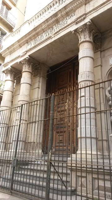 La Llotja, umjetnička škola koju je pohađao i Pablo Picasso.
Nalazi se u blizini ulice Avinyon koja je bila poznata po brojnim
bordelima koje je Picasso često posjećivao. Otud inspiracija za njegovo
poznato djelo "Gospođice iz Avignona".