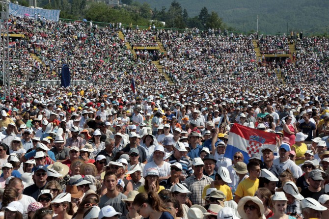 Nakon svih poruka Pape o miru, stadion <em>Potemkin</em> ga je ispratio
sa pjesmom "Rajska djevo, kraljice Hrvata" i pokazao da je sve što je
pokušao učiniti upravo samo pokušaj. Bezuspješan pokušaj.