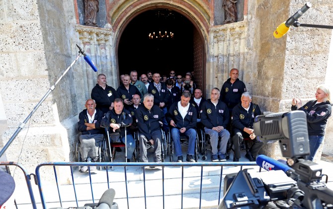 Zakonskom sankcioniranju podliježu svi protagonisti uličnih nereda - policija ih je uredno snimila i znade njihova imena. (Foto: Damir Senčar, Hina)<br>