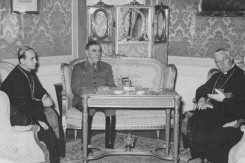Rimokatolički velikodostojnici s nadbiskupom Stepnicem u posjeti Paveliću 1941.