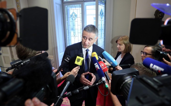 Šef HDZ-a Tomislav Karamarko brzinom terenca vrijednog gotovo milijun
kuna koji, naravno, nije njegov, grabi i preko mrtvih prema premijerskoj
vlasti. (Foto: Damir Senčar, Hina)<br>