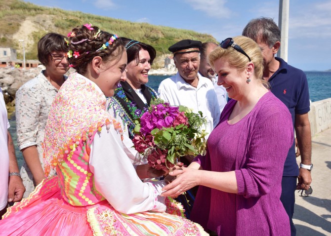 "Kraljici Balkana i nadi BiH" Milanović je ostavio širok prostor da se neukrotivim
samoljubljem i izletavanjima pred rudo javno blamira u
novom ruhu za koje očito nije građena. (Foto: Ured predsjednice)<br>