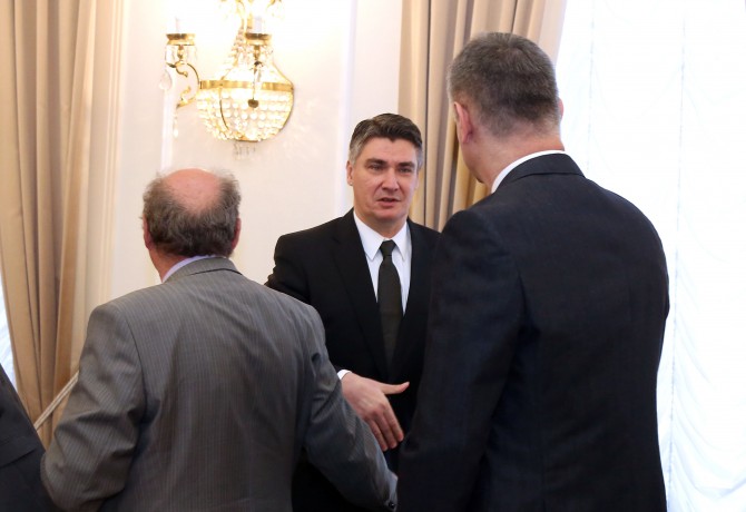 Predsjednik Vlade Zoran Milanović baš se u suton svog neuspješnog mandata sjetio populistički alkemijati, hineći "muža iz naroda". (Foto: Denis Cerić, Hina)<br>