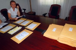 Fotografiranje glasačkih listića odvijalo se pred budnim očima DIP-ovih službenica. (Foto: t.g.)<br>