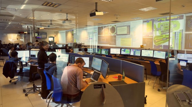 CERN <em>control room</em> – u normalnom radu detektora čak 1 <em>petabayte</em> podataka na dnevnoj bazi ovdje se obrađuje.