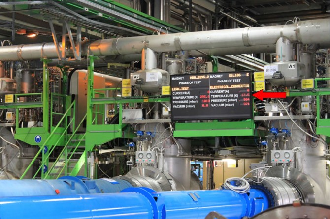 Hlađenje LHC cijevi – uočite trenutnu temperaturu od 17,6 Kelvina… i spušta se.