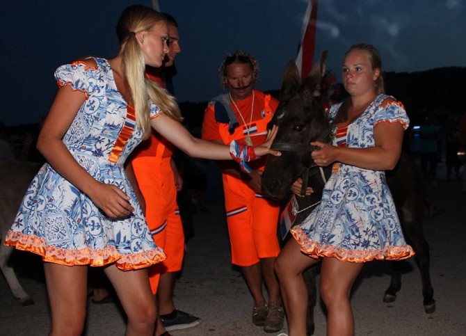 Osim očitog mučenja životinja u svrhu ovakvih utrka, iskorištavanje
magaraca za zabavu šalje djeci i mladim ljudima opasnu poruku da je
prihvatljivo zlostavljati i ponižavati one koji su slabiji.