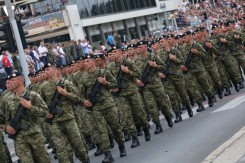 "U potiljak!" na generalnoj probi uoči parade (Foto: Denis Cerić, Hina)<br>