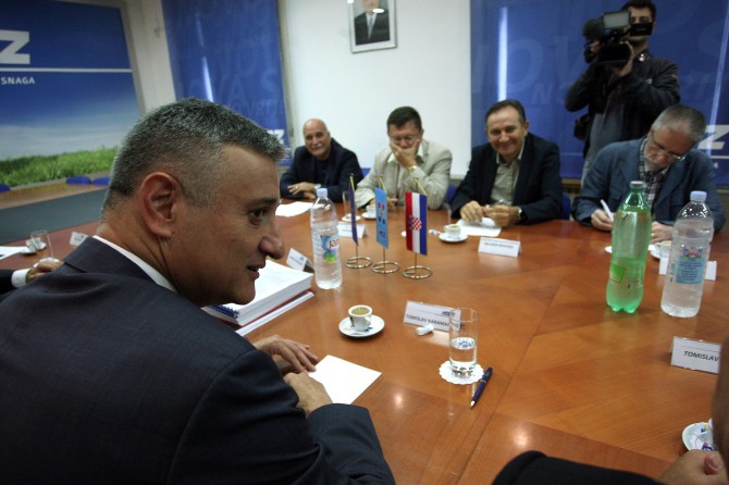 Kako predizborne kampanje samo što nisu počele, nije nebitno kome će se priključiti sindikalna ekipa. (Foto: Daniel Kasap, Hina)<br>