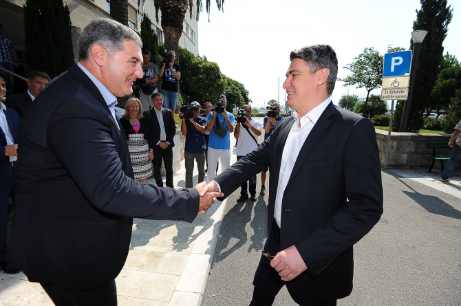Premijer zasigurno smeta manje kad ga ne moramo gledati kako u gradske prostorije ulazi i izlazi svakodnevno,
poput gradonačelnika, kojemu trčanje svakako ne bi škodilo.