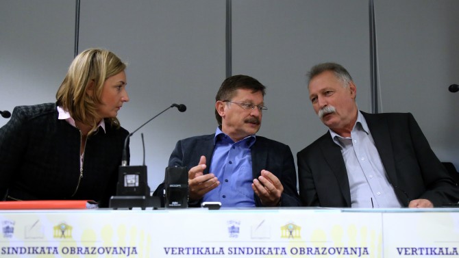 Zanimljiva je ta sindikalna RH-scena na kojoj se udobno
profesionalizirala i radi u leru nekolicina "nezamjenjivih vođa" što
iskaču iz svake konzerve. (Foto: Damir Senčar, Hina)<br>