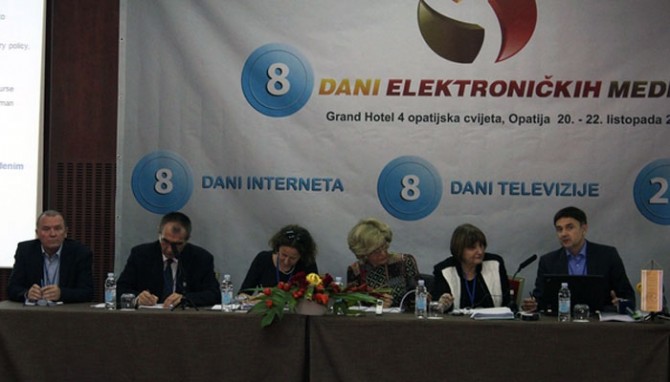 <h6>Možda bi Agencija trebala organizirati kakav okrugli stol na kojemu će analizirati problematiku vlastitog šovinizma i zaštite <em>statusa quo</em> medijskog biznisa? - Ravnateljica Agencije Mirjana Rakić na jednom od skupova o medijskoj politici. (Foto: e-mediji.hr)</h6>