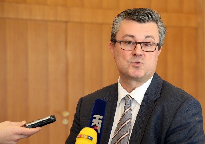 Primeri lokalizacije globalnih paradigmi na Balkanu su obilni i evo i
najnovijeg: Hrvatska je izabrala premijera koji hrvatski jezik jedva
natuca. (Foto: Damir Senčar, Hina)<br>