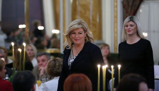 Cca 25 posto nacionalistički nabrijanih građana, kojima pripadaju
Grabar-Kitarović plus Karamarko s bogovski zbrinutim "domoljubima" i
klericima Katoličke crkve nisu "najveći dio hrvatske javnosti". (Foto: Petar Senčar, Hina)<br>