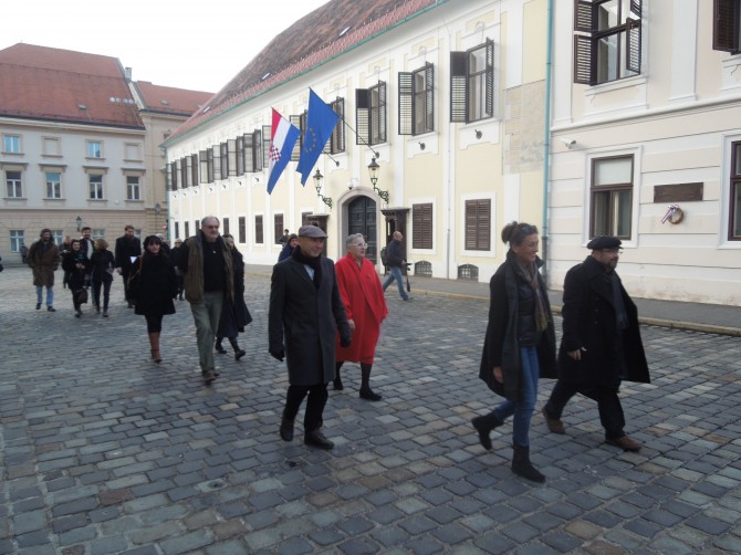 Kulturnjaci dolaze pred zgradu Vlade (Foto: Ivana Perić i Toni Gabrić)<br>