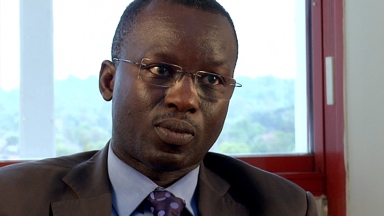 <h6>Sudac Niang: "Loše prikrivanje Šešeljeva trijumfa." (Tribunalvoices.org)</h6>