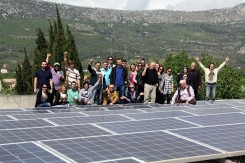 Sudionici skupa na krovu OŠ Ostrog, Foto: UNDP