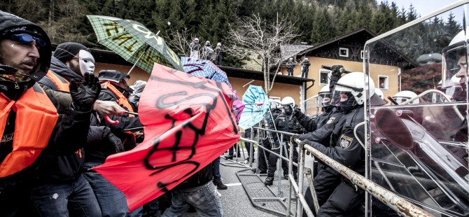 Sukob policije i prosvjednika protiv obnove granične kontrole na Brenneru koju je najavila austrijska vlada, 24. travnja 2016. (Foto: Jan Hetfleisch, Epa/Hina) <br>