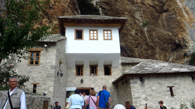 "Stolovi i stolice naredani su na sve strane pa teško da itko danas može uhvatiti fotografiju kao s turističkih prospekata."